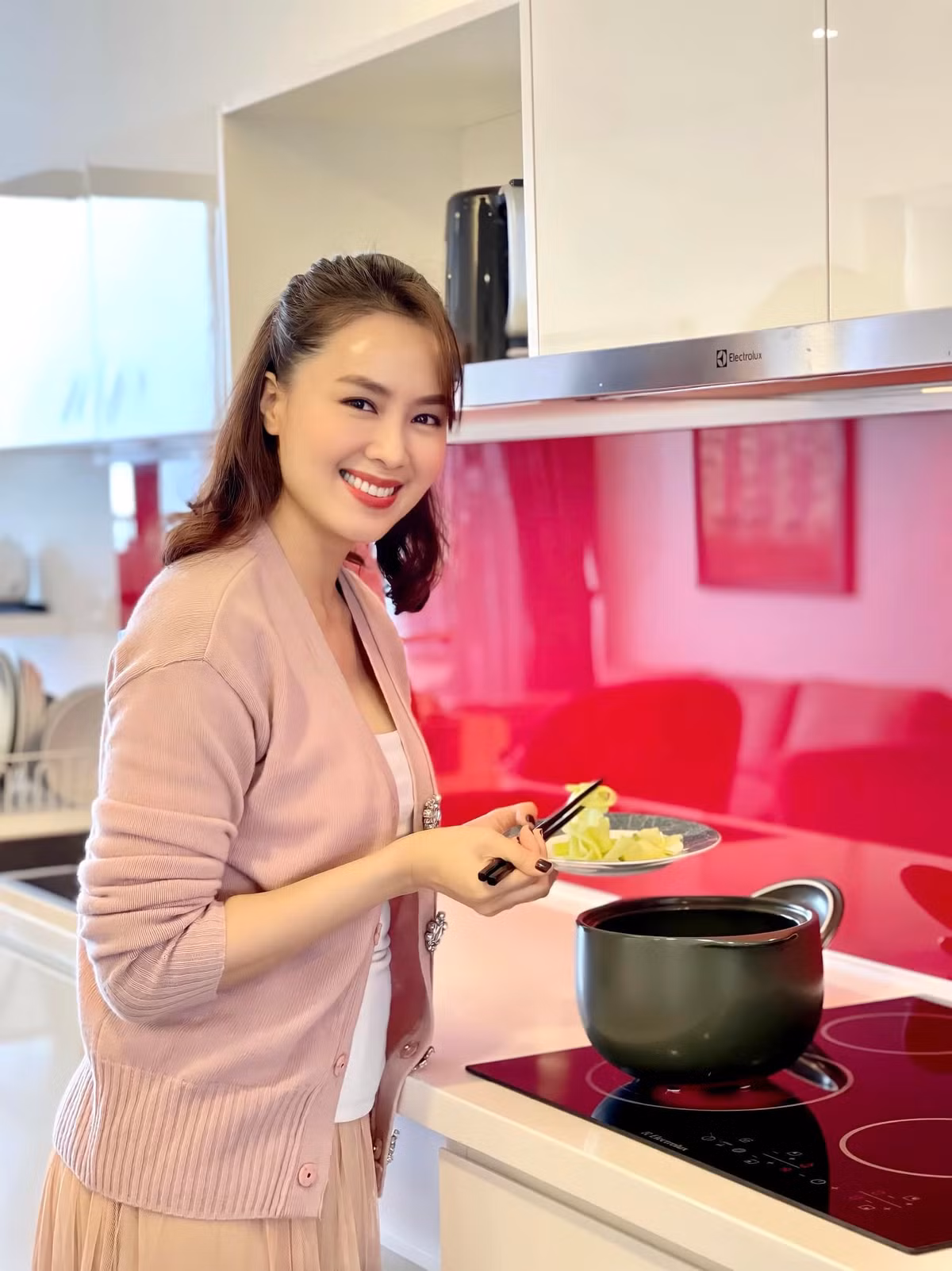 Hai ngoc nu so huu guong mat dep nhat truyen hinh Viet-Hinh-39