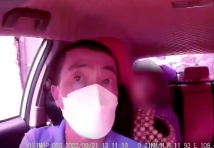 Hot Tiktoker bị ném đá vì bất ngờ chửi tài xế lớn tuổi Hot Tiktoker bi nem da vi bat ngo chui tai xe lon tuoi