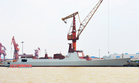 Tàu khu trục tên lửa Type 052D được hạ thủy và đang hoàn thành cấu trúc thượng tầng.