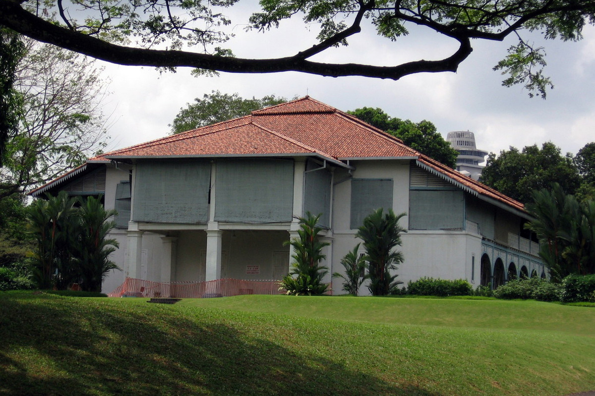 Ngoài tòa nhà chính, trong khuôn viên dinh Istana còn nhiều biệt thự nhỏ nằm rải rác, trong đó nổi tiếng nhất là biệt thự Sri Temasek, được xây dựng năm 1869 làm nơi ở cho Bộ trưởng Thuộc địa. Ảnh: Wikipedia.