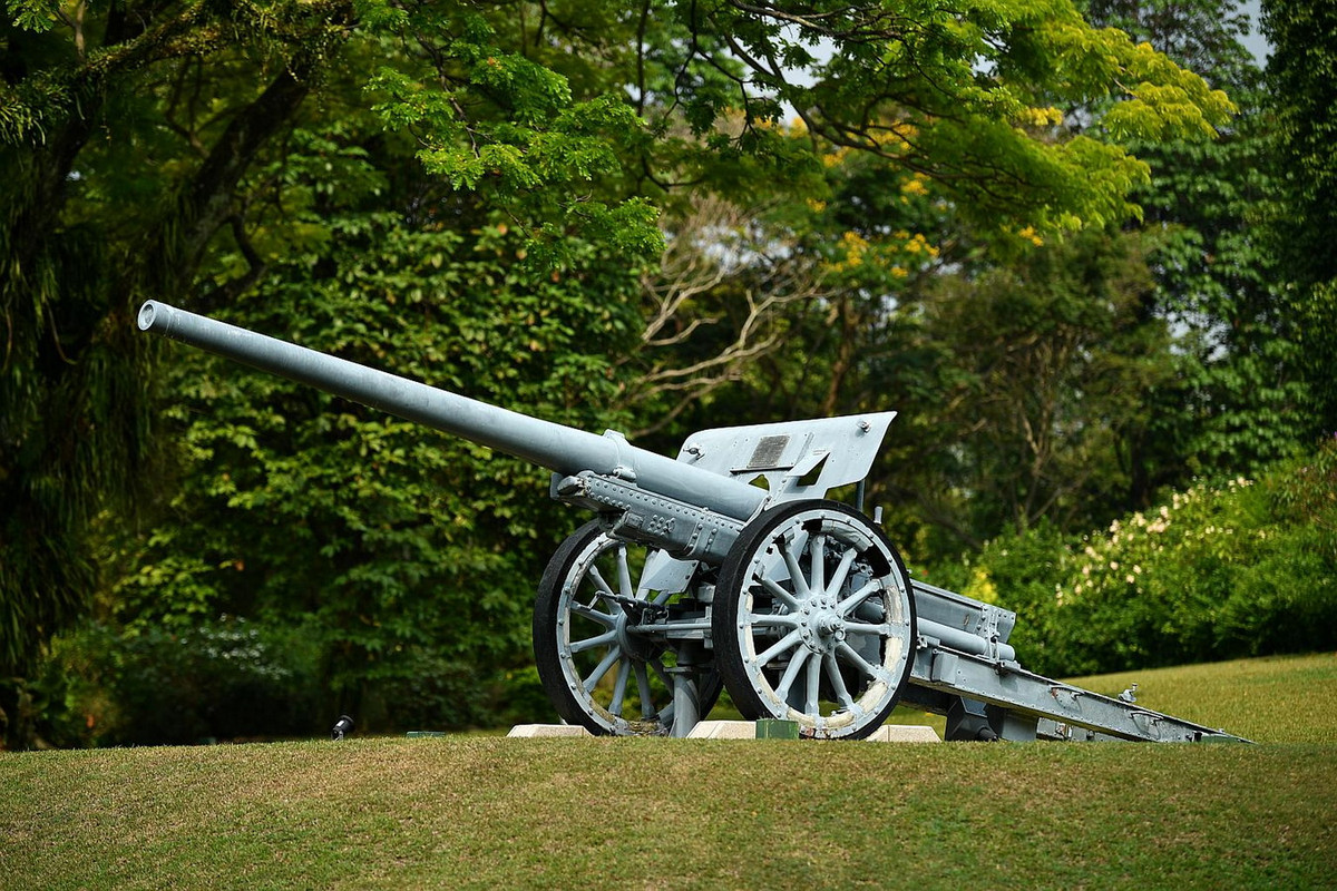 Bên cạnh các công trình lịch sử, dinh Istana còn là nơi lưu giữ nhiều hiện vật quý giá của Singapore trong thế kỷ 20, như khẩu pháo mà quân Nhật từng đặt ở đây Thế chiến II. Ảnh: The Straits Times.