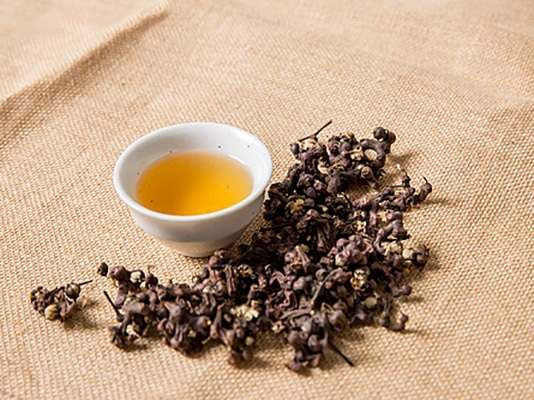  Ở Việt Nam, quả khúng khéng sấy khô có giá bán khoảng 25.000đ/100g. Ngoài ra, nhiều sản phẩm chiết xuất từ khúng khéng như trà, thực phẩm bổ sung hỗ trợ giải rượu cũng được bán phổ biến với giá từ 20-30.000đ/chai.