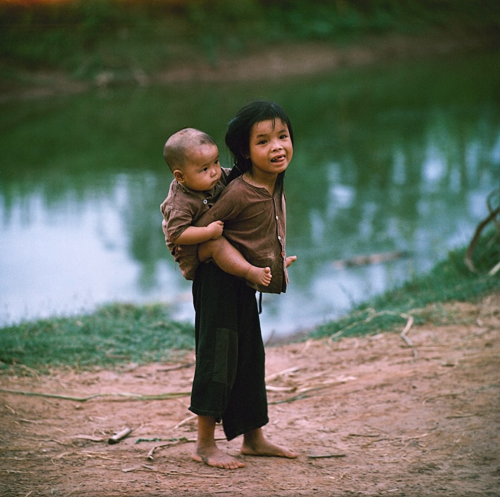 Hai chị em trên đường làng