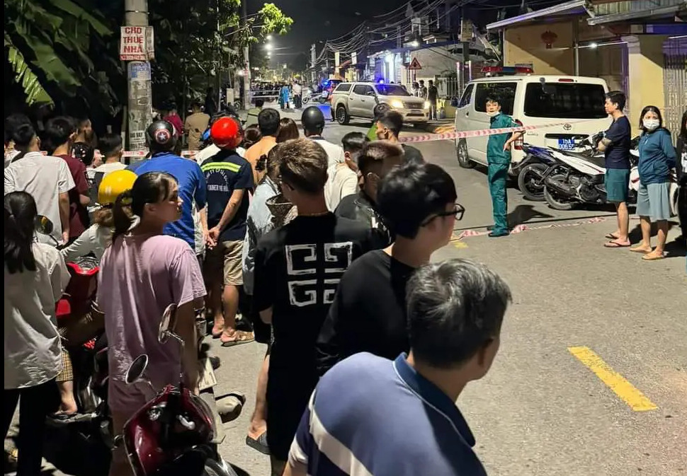 Thieu nien 15 tuoi sat hai ban gai roi chon xac trong vuon nha