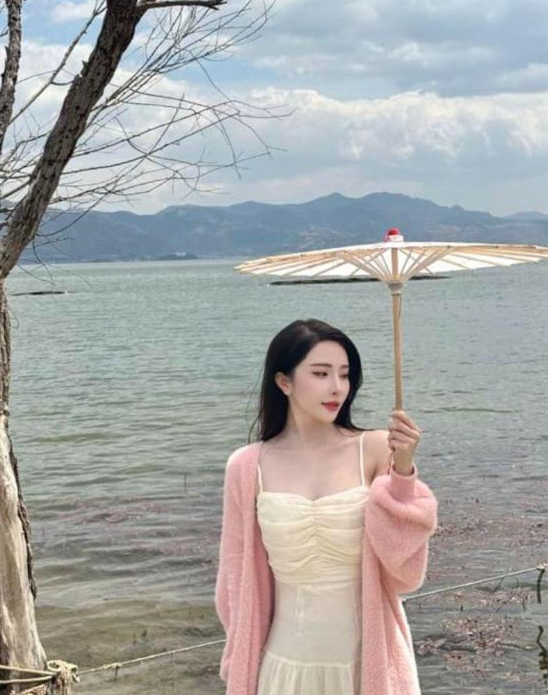 Quynh Nga me kieu vay mong manh, khoe vong 1 goi cam