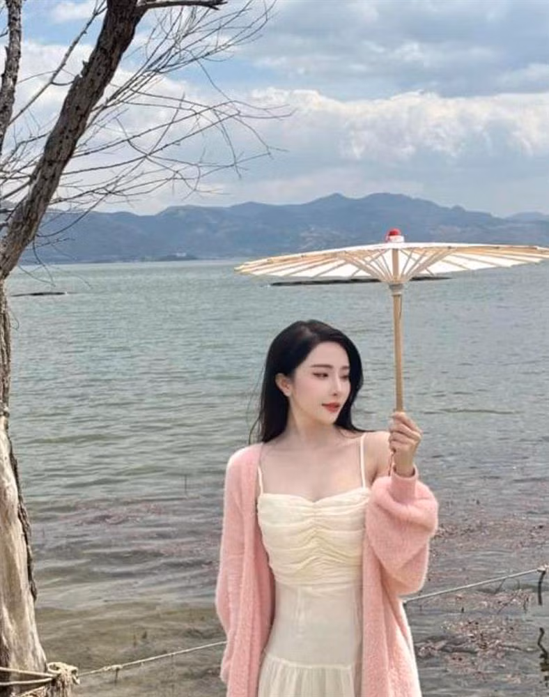 Quynh Nga me kieu vay mong manh, khoe vong 1 goi cam