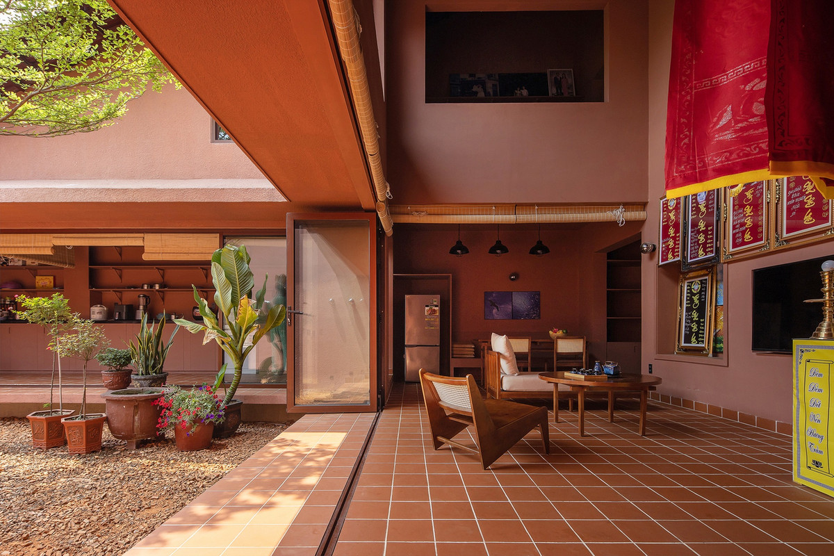 Không gian thờ cúng là phần quan trọng trong ngôi nhà nhiều thế hệ. Trong các đại gia đình thường diễn ra nhiều sự kiện lớn như lễ tết, giỗ chạp, thậm chí cả đám tang.