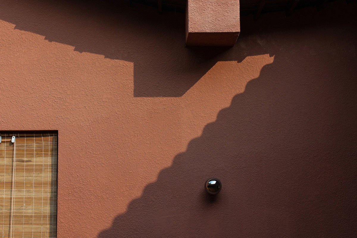 Để tiết kiệm chi phí, toàn bộ phần gạch của nhà cũ được tái sử dụng làm tường của nhà mới.