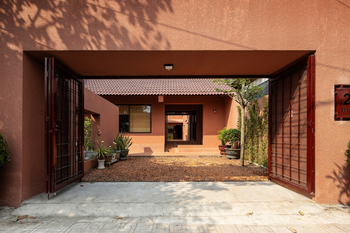 Căn nhà được chia thành 4 không gian đảm bảo sự riêng tư cho các gia đình sinh sống. Còn không gian chung như sân vườn, bếp, khu vực tiếp khách là nơi kết nối tất cả các thành viên.