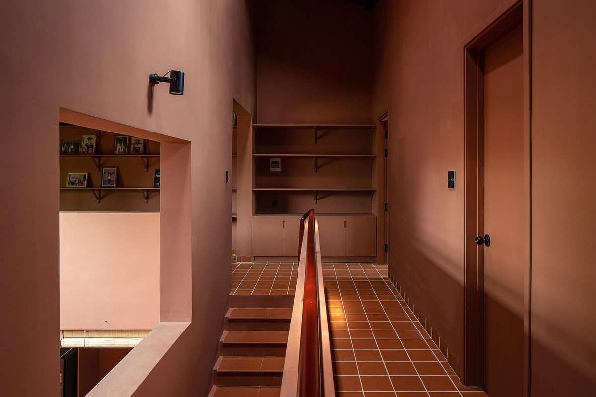 Toàn bộ ngôi nhà sử dụng một loại vật liệu duy nhất là gạch men Quảng Nam. Loại gạch này tạo ra sự mát mẻ, thoát nhiệt tốt cũng như giữ cho bề mặt sạch sẽ và khô ráo.