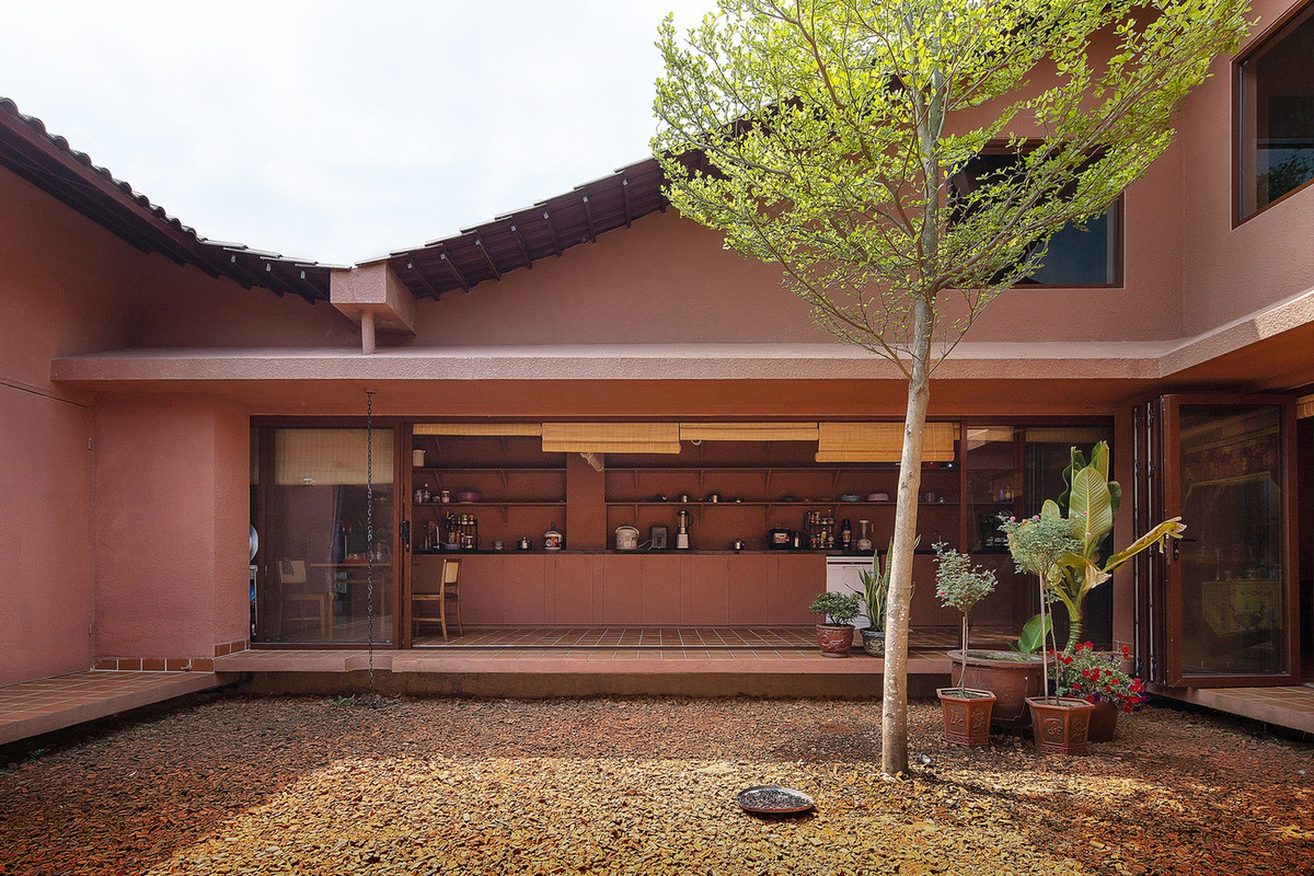 Căn nhà được thiết kế thấp ở phía Nam và cao dần về phía Bắc giúp đưa ánh sáng tự nhiên đến từng phòng. Việc bố trí cao thấp còn giúp điều hòa không khí, giảm tác động của mưa bão.