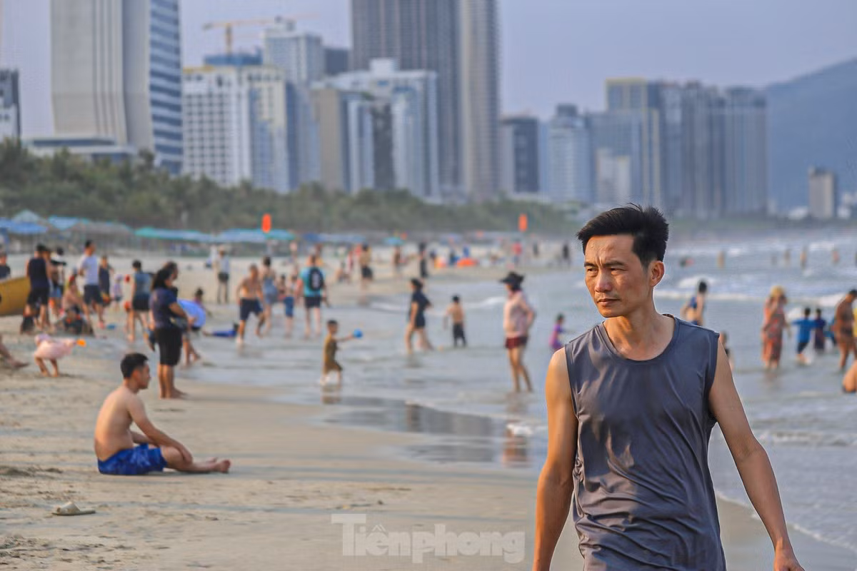 Mặc dù trời còn rất nắng nhưng lượng người đổ về biển đông nghịt.