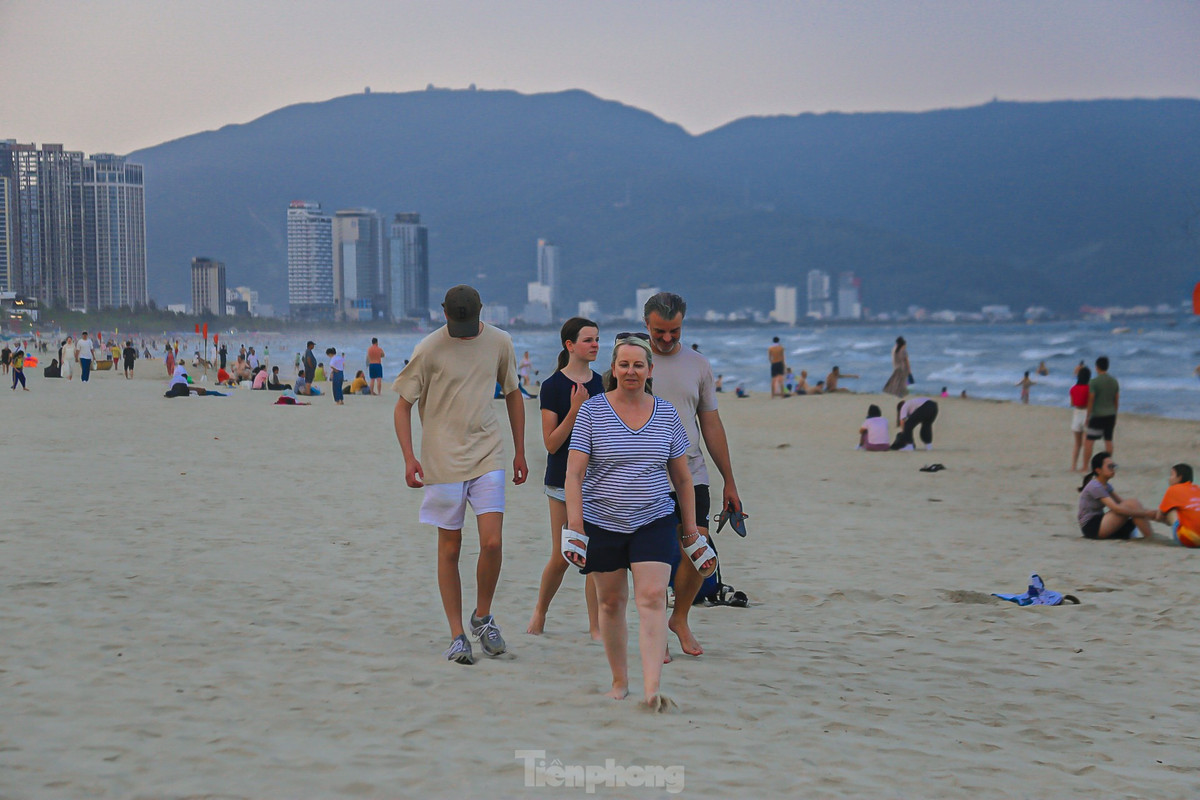 Du khách nước ngoài cùng người thân, gia đình thích thú sải bước trên bãi cát trắng…