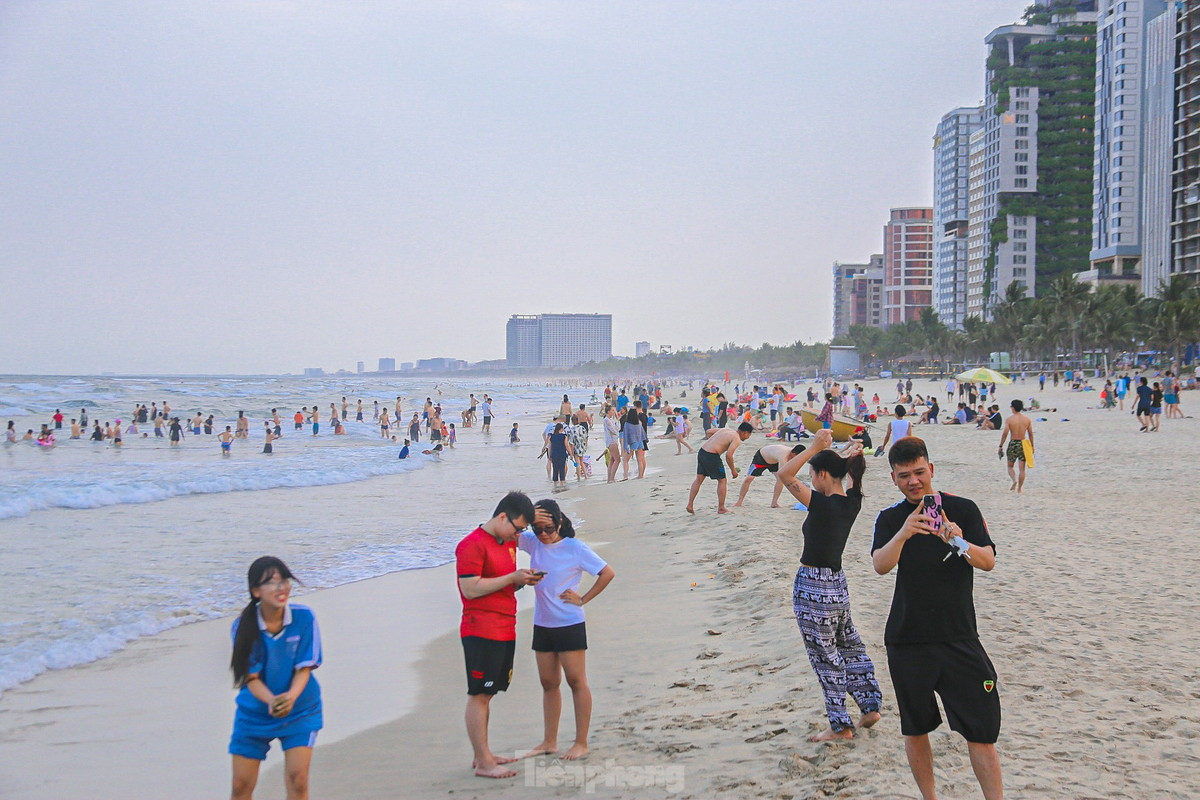 Nhiều người tranh thủ chụp cho nhau những tấm hình đẹp để lưu lại những khoảng khắc khi đến vớibiển Đà Nẵng.