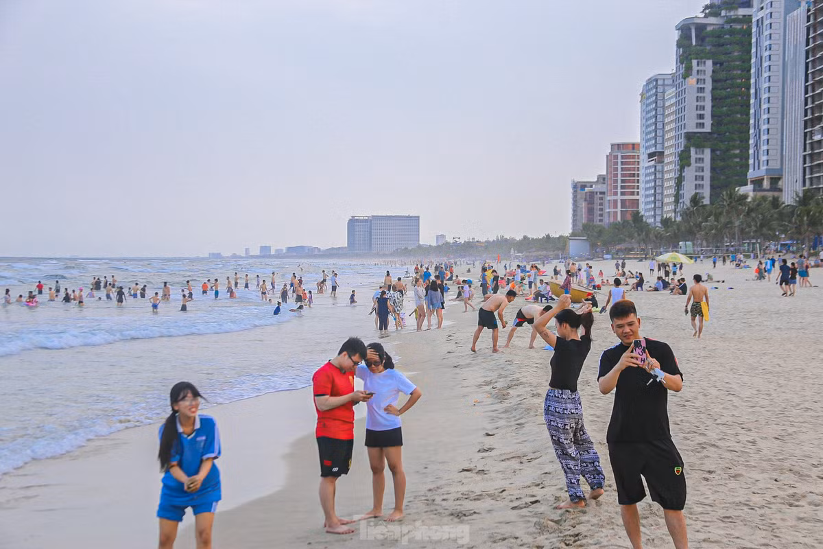 Nhiều người tranh thủ chụp cho nhau những tấm hình đẹp để lưu lại những khoảng khắc khi đến vớibiển Đà Nẵng.