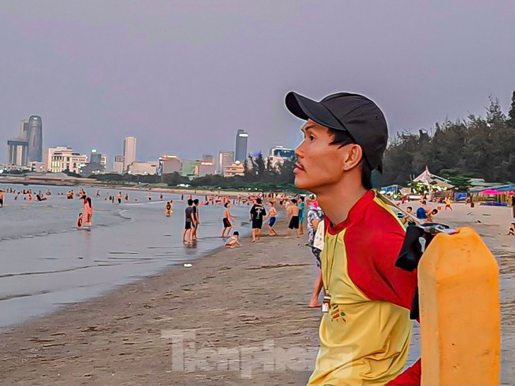 Lực lượng cứu hộ biển luôn túc trực trên bờ để đảm bảo an toàn cho người dân và du khách khi tắm biển.