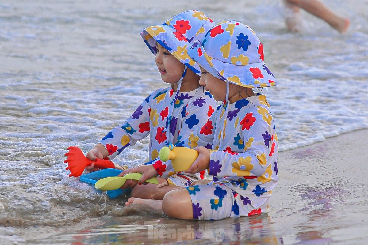 Nhiều trẻ em hào hứng khi được bố mẹ dắt ra biển vui chơi, tắm mát.