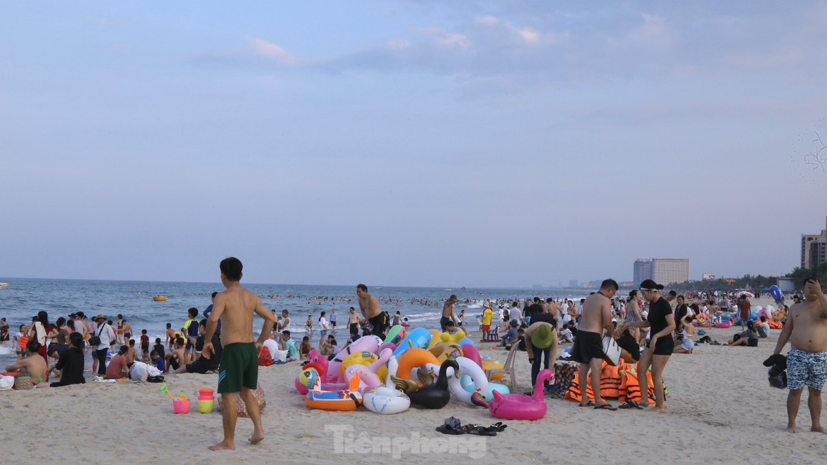 Càng về chiều, bãi biển Mỹ Khê (Đà Nẵng) càng chật kín người dân và du khách.