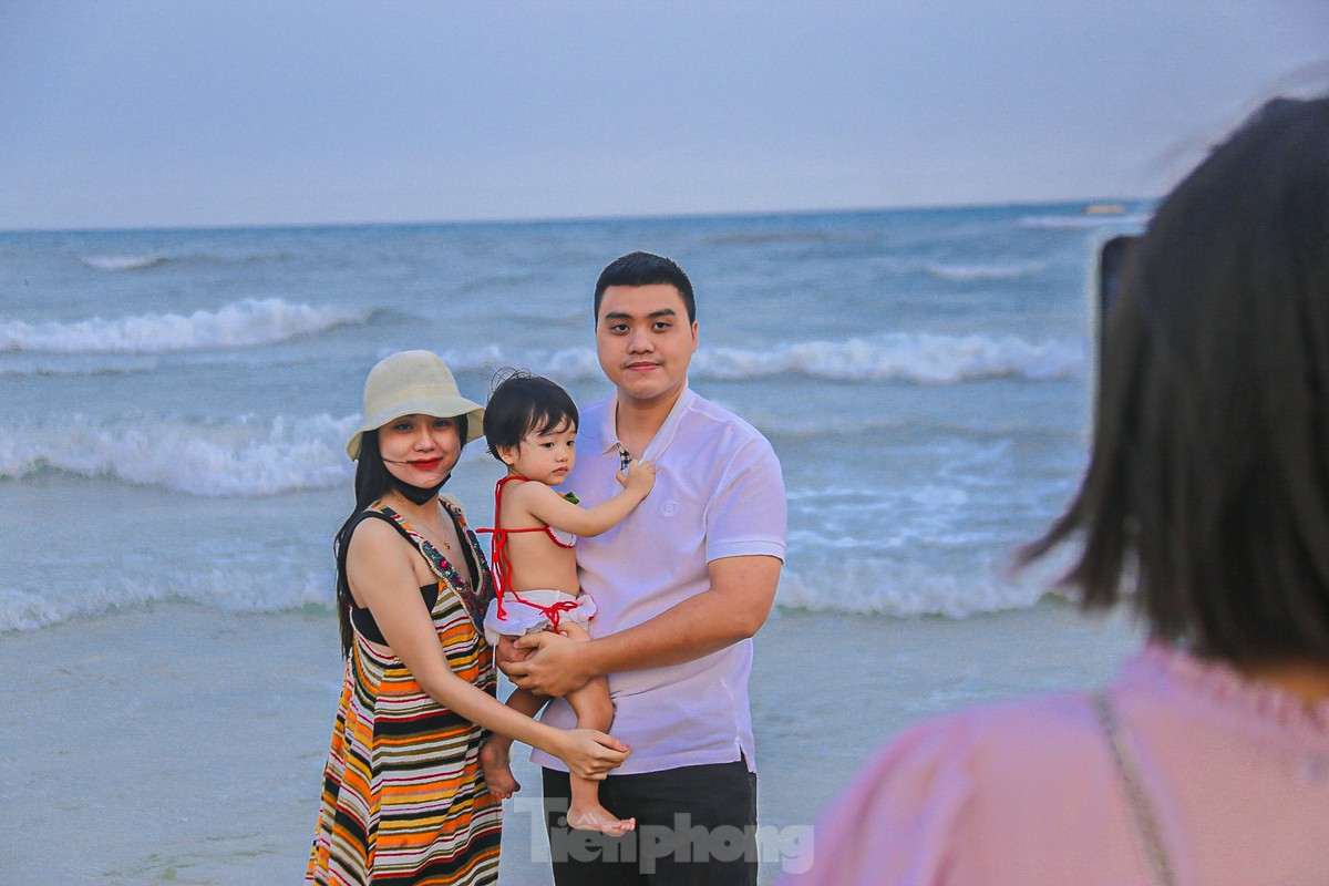 Đưa con đi dạo trên biển, anh Nguyễn Văn Tiến (trú quận Sơn Trà) cho biết, nhiệt độ những ngày qua quá nóng nên anh phải đưa gia đình ra biển để tắm mát. “Những ngày này chiều nào tôi cũng đưa gia đình mình ra biển để giải nhiệt. Ở nhà nóng quá nên con tôi thường quấy khóc, đưa ra đây cháu rất thích thú vì mát mẻ và có nhiều bạn để chơi”, anh Tiến vui vẻ.