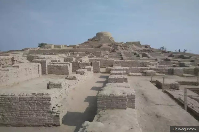 Pakistan - Di tích thành cổ Mohenjo Daro: Đây là Di sản Thế giới được UNESCO công nhận, được xây dựng vào khoảng năm 2500 trước Công nguyên. Đây là một trong những khu định cư lớn nhất của nền văn minh Thung lũng Indus cổ đại và là một trong những thành phố sớm nhất trên thế giới.