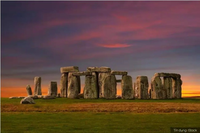 Anh - Di tích Stonehenge: Stonehenge là một công trình tượng đài cự thạch thời kỳ đồ đá mới và thời kỳ đồ đồng gần Amesbury ở Anh. Được biết, những người xây dựng tượng đài thời kỳ đồ đá phải làm việc khoảng 30 triệu giờ để xây dựng di tích thời tiền sử này.