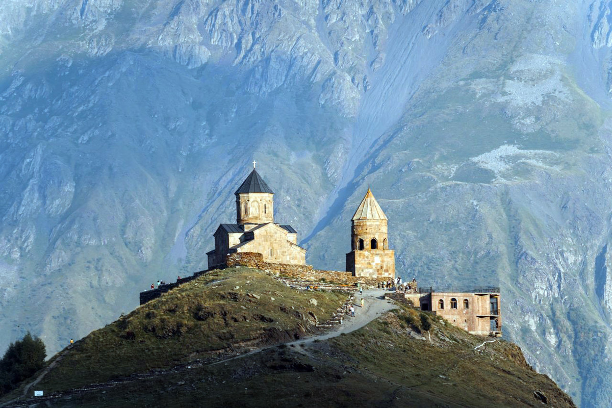 Các công trình đáng chú ý khác ở Thượng Svaneti là một số nhà thờ và lâu đài. Ảnh: OunTravela.