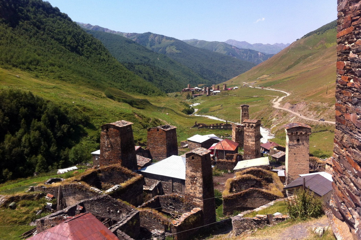 Các tòa nhà được xây vững chắc kết hợp với tháp canh trở thành một hệ thống phòng thủ hữu hiệu. Ảnh: The Baltican.