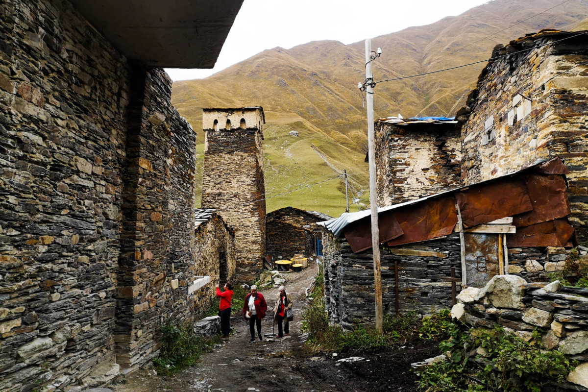 Bên cạnh các tòa tháp, kiến trúc nhà ở của vùng Thượng Svaneti cũng mang nét đặc trưng của thời Trung cổ. Ảnh: Cobblestone Freeway.