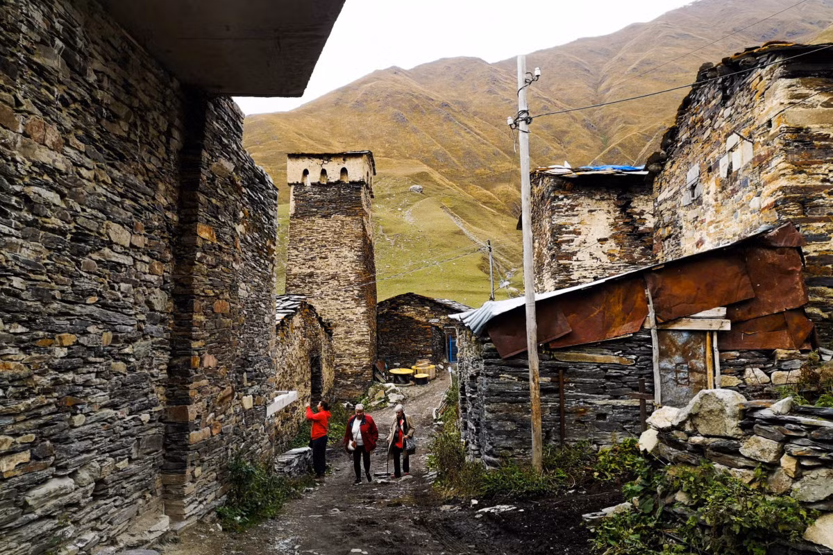 Bên cạnh các tòa tháp, kiến trúc nhà ở của vùng Thượng Svaneti cũng mang nét đặc trưng của thời Trung cổ. Ảnh: Cobblestone Freeway.