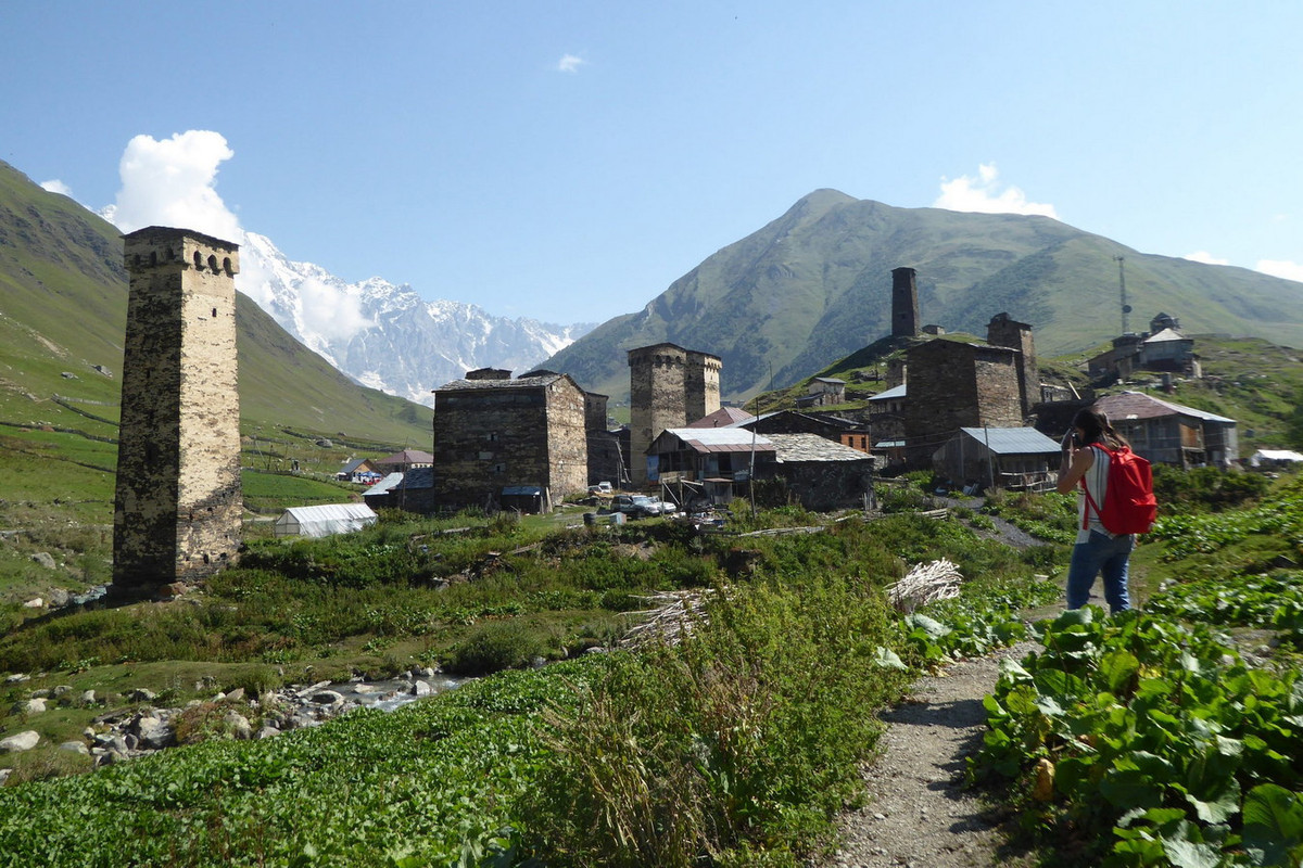 Kiến trúc đặc trưng của các ngôi làng trung cổ ở Thượng Svaneti là những tòa tháp bằng đá cao vút nổi bật trên triền núi. Ảnh: Escola Superior Gallaecia.