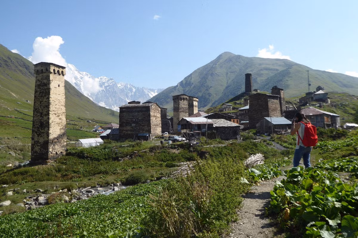 Kiến trúc đặc trưng của các ngôi làng trung cổ ở Thượng Svaneti là những tòa tháp bằng đá cao vút nổi bật trên triền núi. Ảnh: Escola Superior Gallaecia.