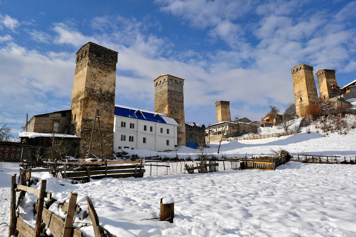 Các tòa tháp có thể đứng ở vị trí riêng lẻ hoặc là một bộ phận của các ngôi nhà trong làng. Ảnh: Merlin and Rebecca.