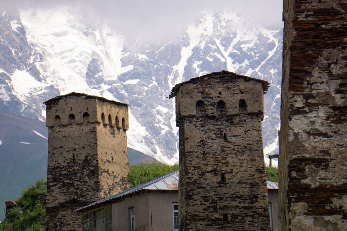 Các tòa tháp thường có từ 3-5 tầng, diện tích các tầng giảm dần theo chiều cao, khiến công trình có dạng thon vát. Ảnh: Standard Passenger.