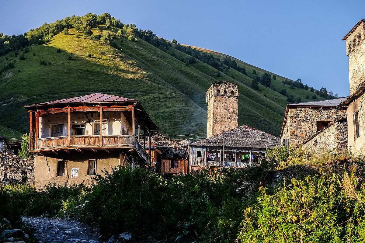 Những ngôi nhà thường có hai tầng, tầng một là nơi ở mùa đông, có một phòng duy nhất với lò sưởi, chỗ ở cho người và động vật được ngăn cách bằng vách gỗ trang trí lộng lẫy. Tầng trên chia làm nhiều phòng để cư ngụ trong mùa hè. Ảnh: Caucasus Trekking.