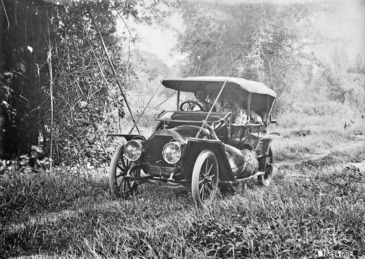 Chiếc ô tô buộc một con hươu mới bị bắn hạ sau một chuyến đi săn.