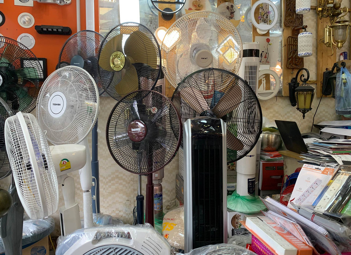 Mới nắng nóng, người Hà Nội đã sắm quạt tích điện vì lo cắt điện Moi nang nong, nguoi Ha Noi da sam quat tich dien vi lo cat dien