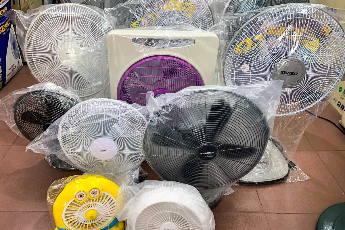 Mới nắng nóng, người Hà Nội đã sắm quạt tích điện vì lo cắt điện - Hình 2 Moi nang nong, nguoi Ha Noi da sam quat tich dien vi lo cat dien-Hinh-2
