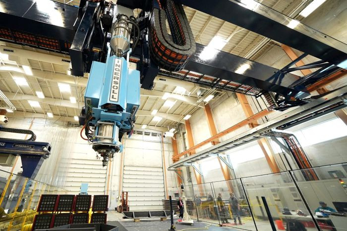 Bộ khung của máy in đủ lớn để có thể in đồ vật kích thước 29 x 10 x 5,5 m. Cỗ máy tiêu thụ khoảng 227 kg vật liệu mỗi giờ. Ảnh: Bloomberg