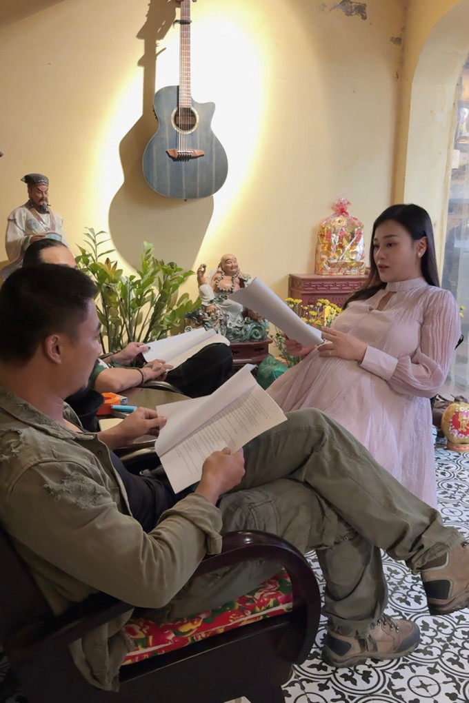 Phuong Oanh bung bau 8 thang bat ngo tai xuat dong phim