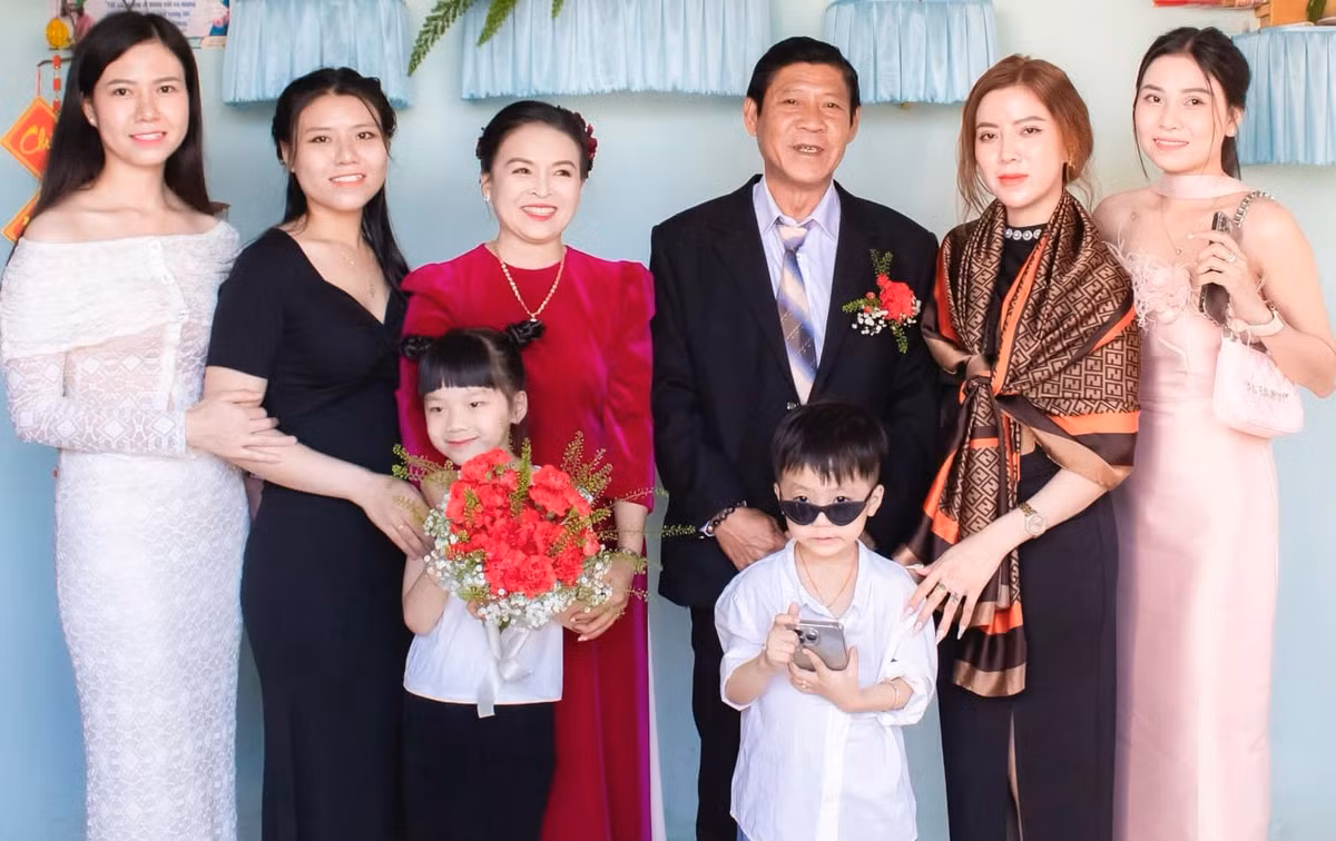 Cô dâu U60 tái hôn, hàng xóm 'tài trợ' áo cưới, loa đài - Hình 2 Co dau U60 tai hon, hang xom 'tai tro' ao cuoi, loa dai-Hinh-2