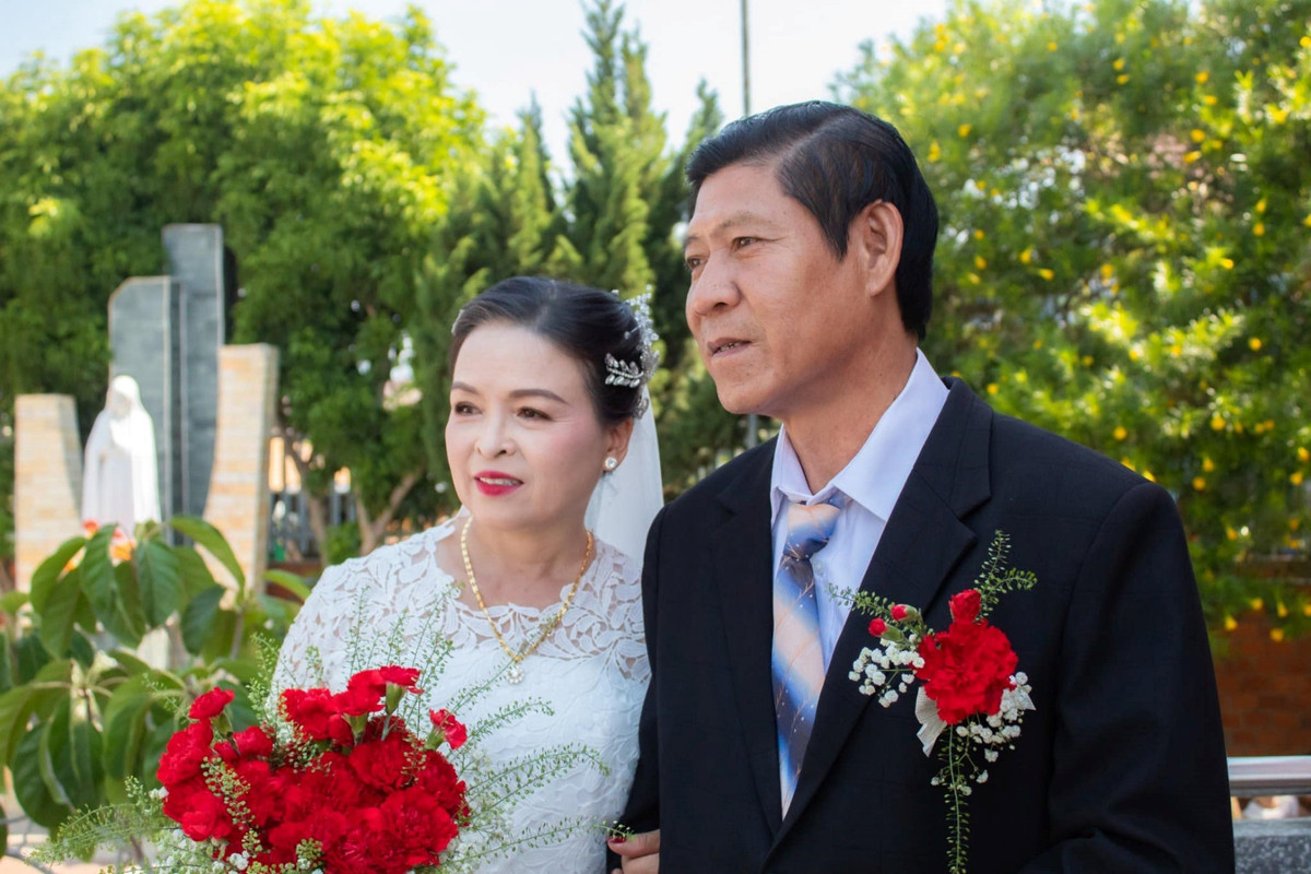 Co dau U60 tai hon, hang xom 'tai tro' ao cuoi, loa dai