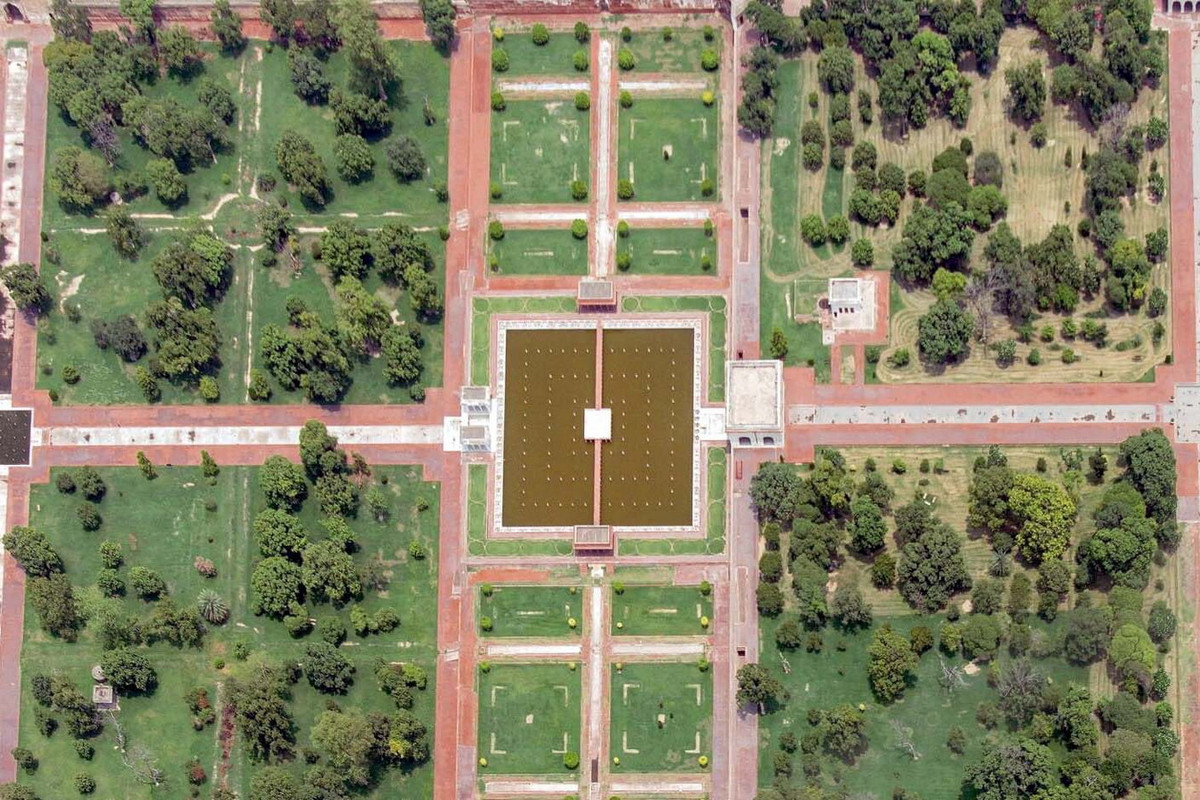 Khu vườn có khuôn viên là một hình chữ nhật rộng 16 ha, tâm điểm là một hồ nước hình vuông, được bao quanh bởi một bức tường gạch cao. Ảnh: Digi Fusion.