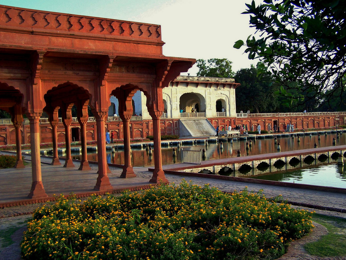 Bên cạnh hệ thống hồ nước, khu vườn còn những khoảng không gian xanh bao phủ nhiều loại thực vật, chủ yếu là hạnh nhân, táo, mơ, dâu tây, xoài, đào, nho, bạch dương, bách... Ảnh: Saffy H / Flickr.