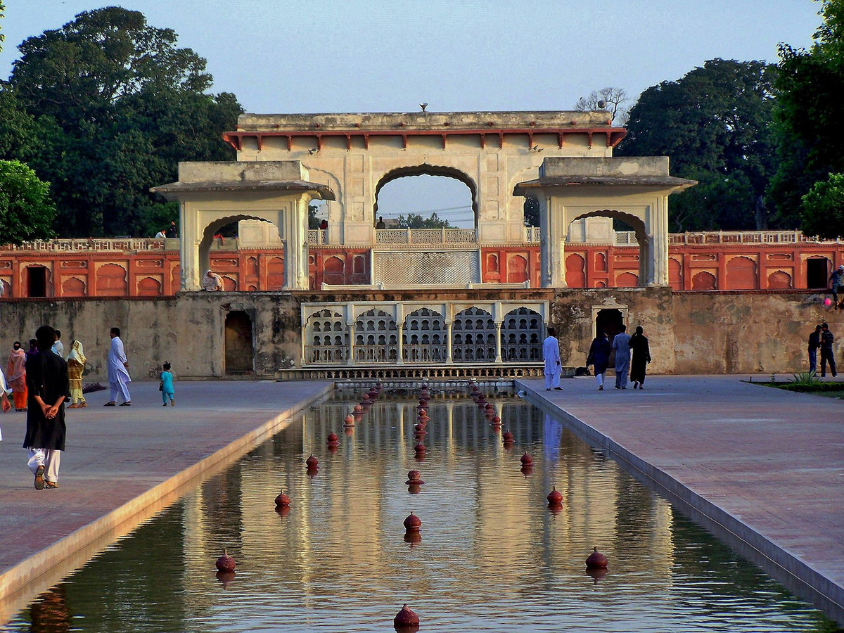 Vườn được sắp xếp thành ba tầng bậc giảm dần độ cao từ Nam đến Bắc, tầng kế tiếp cao hơn từ 4-5 mét. Tầng trên được đặt tên là Farah Baksh, tầng giữa là Faiz Baksh, tầng thấp nhất là Hayat Baksh. Ảnh: Saffy H / Flickr.