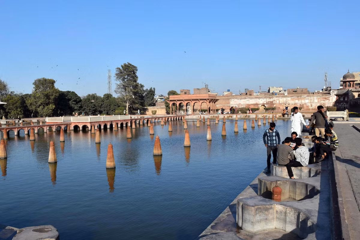 Các đài phun nước ở vườn Shalimar được thiết kế rất phức tạp và ngày nay không còn hoạt động. Nhiều khía cạnh kỹ thuật của hệ thống cấp nước tại vườn vẫn chưa được làm sáng tỏ. Ảnh: Andy's World Journeys.