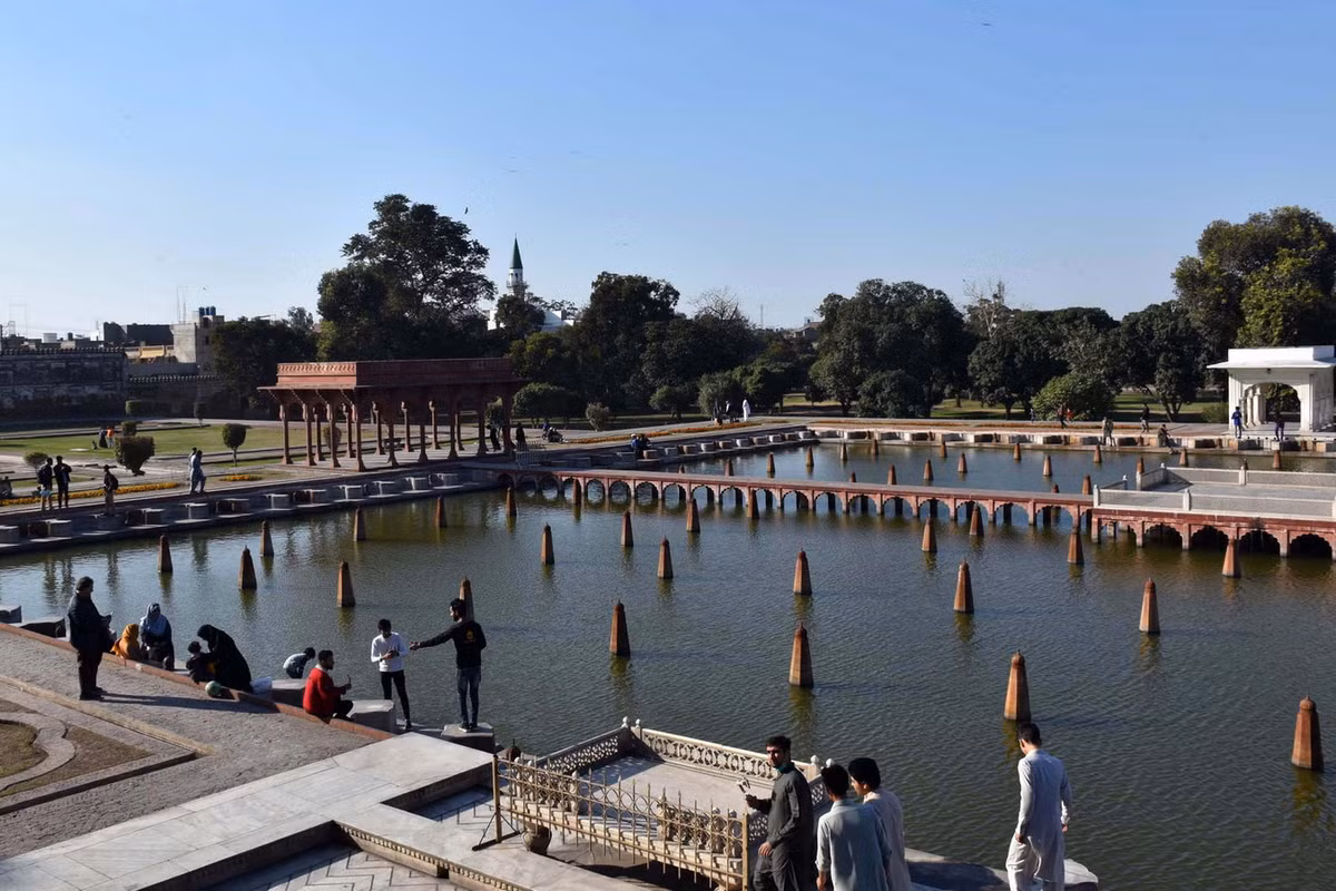 Khu vườn có tổng cộng 410 đài phun nước bằng đá cẩm thạch. Tầng thượng có 105 đài phun nước. Tầng giữa có 152 đài phun nước. Tầng thấp nhất có 153 đài phun nước. Ảnh: Andy's World Journeys.