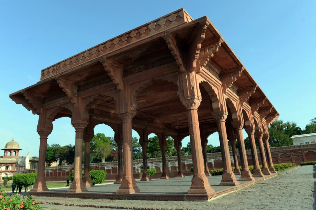 Trong khuôn viên vườn Shalimar còn có nhiều công trình kiến trúc cổ độc đáo như Sawan Bhadum (lầu ngoạn cảnh), Naqar Khana Khwabgah (phòng ngủ), Hammam (nhà tắm), Aiwan (các phòng khách chính)... Ảnh: Herald Dawn.