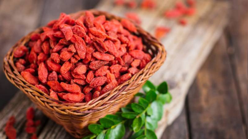 Quả kỷ tử được dùng trong nhiều vị thuốc Đông y, còn đùng để pha trà dưỡng sinh, làm đẹp, nấu canh, nấu các món hầm bổ dưỡng như gà tần thuốc Bắc, chân giò hầm thuốc Bắc...