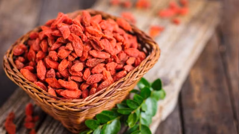 Quả kỷ tử được dùng trong nhiều vị thuốc Đông y, còn đùng để pha trà dưỡng sinh, làm đẹp, nấu canh, nấu các món hầm bổ dưỡng như gà tần thuốc Bắc, chân giò hầm thuốc Bắc...