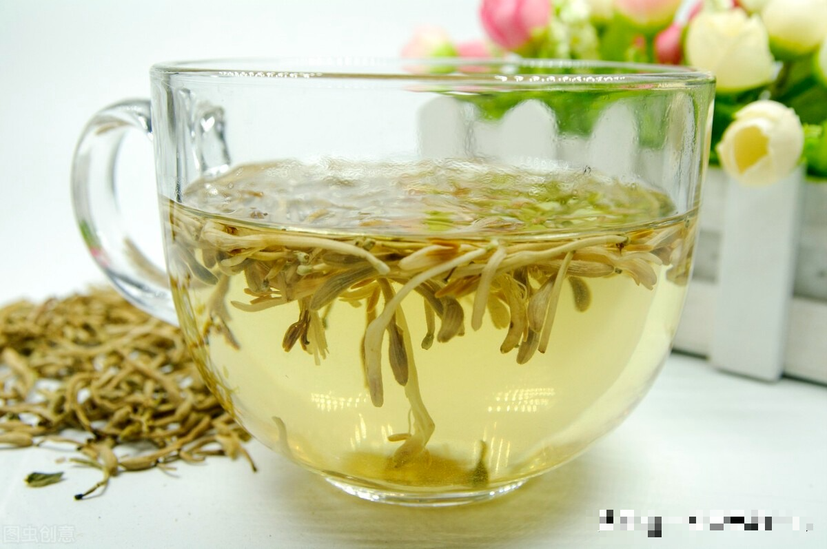 Hoa kim ngân hoa có thể phơi khô để pha trà, làm bánh, vừa ăn ngon lại bổ dưỡng cho sức khỏe. Cây kim ngân hoa còn có thể hấp thụ khí cacbonic trong không khí, thải ra khí oxi, sử dụng để không khí trở nên trong lành hơn.